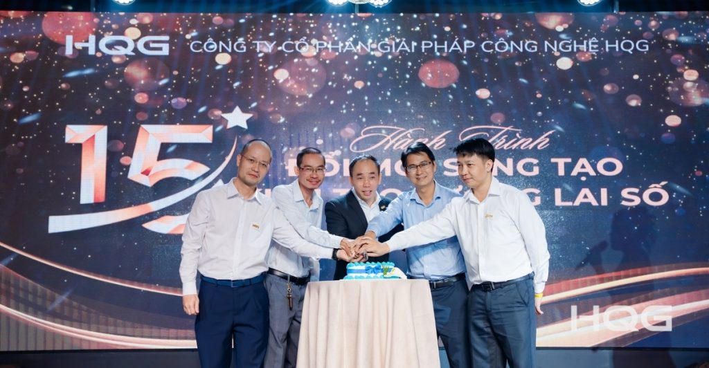 Nghi thức cắt bánh, rót champagne và nâng ly chúc mừng đã khép lại Lễ kỷ niệm 15 năm